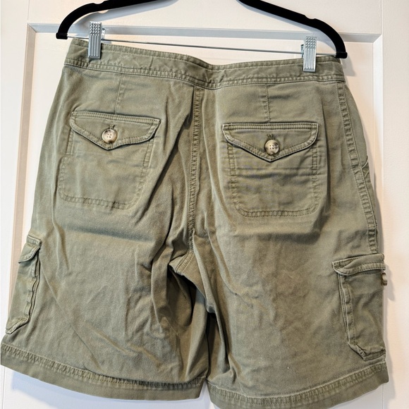L.L. Bean Sage Green Favorite Fit Stretch Cargo Shorts Ladies Size 8 - Picture 2 of 3